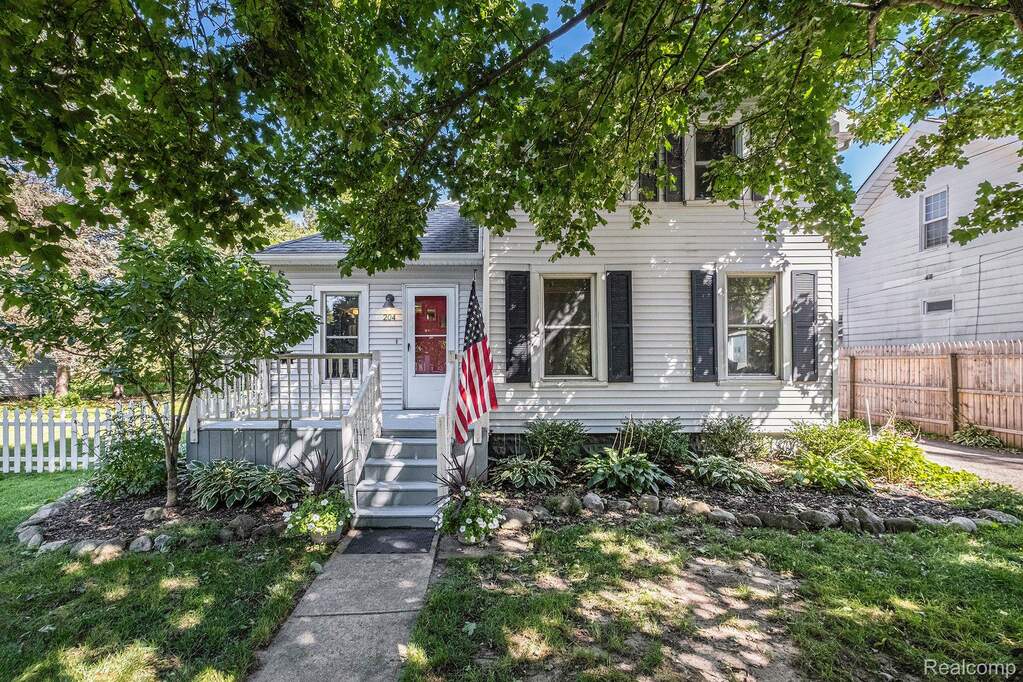 204 Michigan Street, Holly, MI 48442