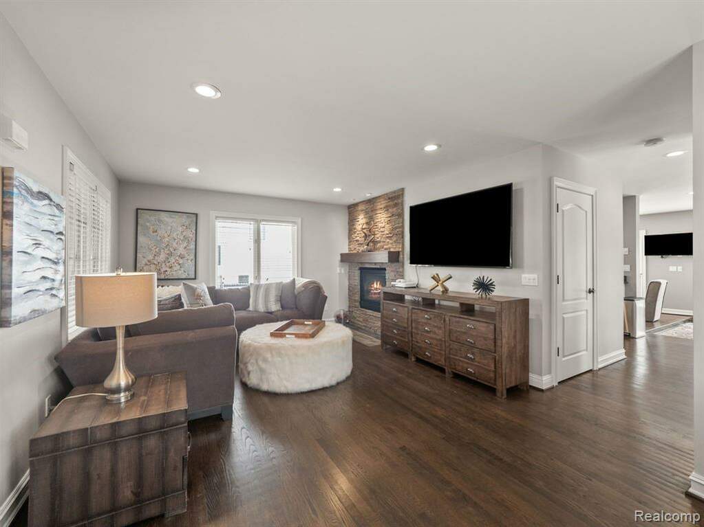 342 E Frank Street, Birmingham, MI 48009 MLS 20230097442 properties