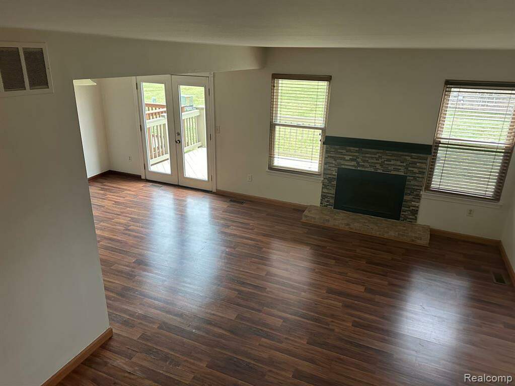 21943 Glenwood Lane, Woodhaven, MI 48183 MLS 20230104417 properties