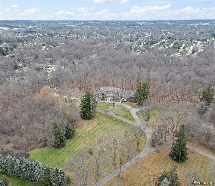 21101 Cambridge Drive, Novi, MI 48167 MLS 20240000333 properties