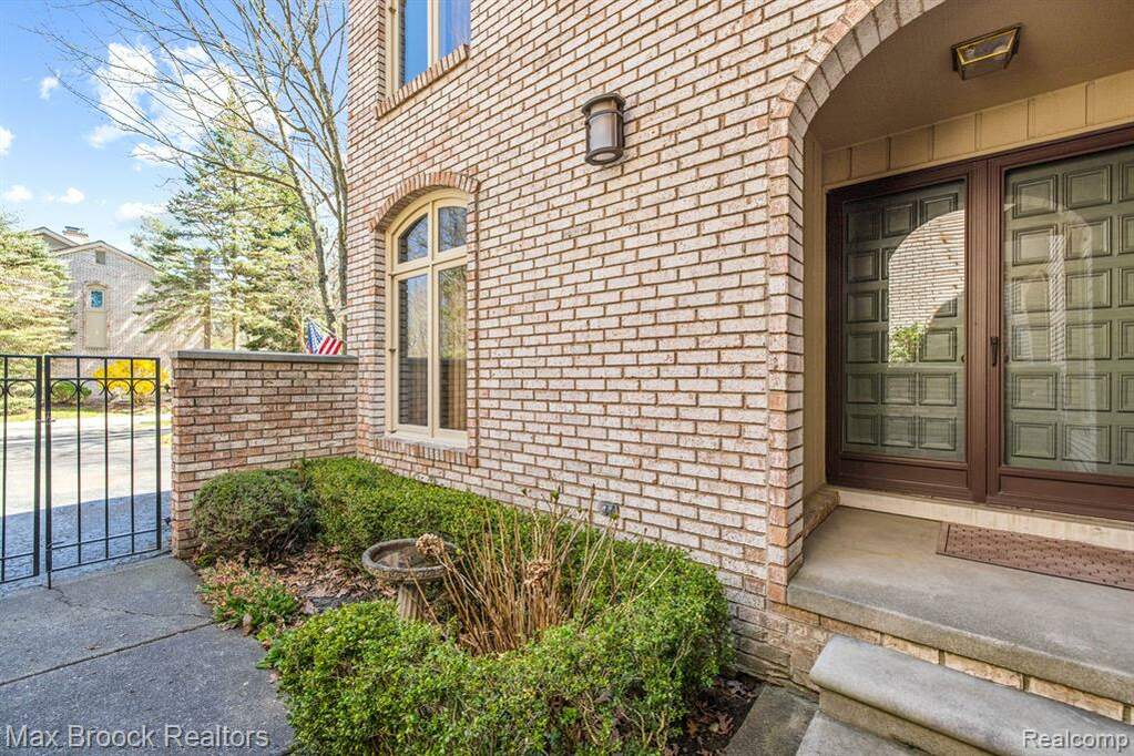 1403 Woodglen Lane F25, Bloomfield Twp, MI 48304 MLS 20240022998