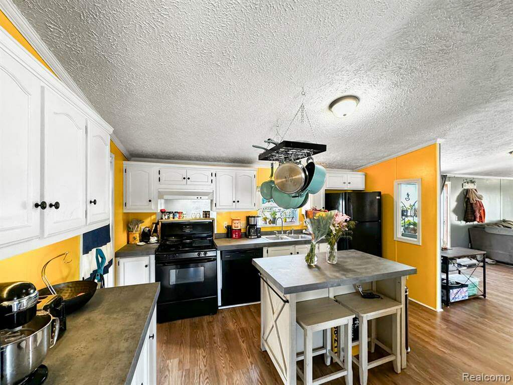 2330 Charter Oak, Berlin Twp, MI 48166 MLS 20240025207 properties