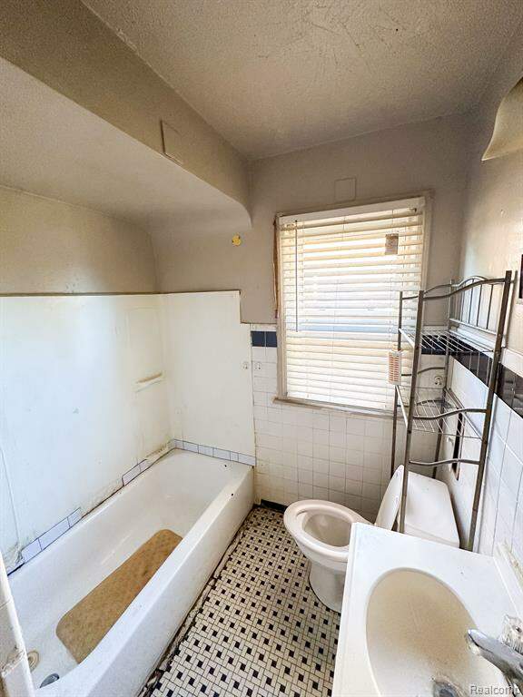 11722 Lauder Street, Detroit, MI 48227 MLS 20240079157 properties