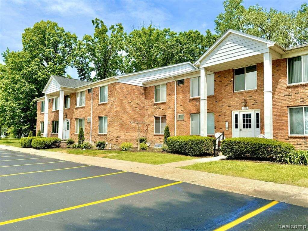 1252 E West Maple Road #6, Walled Lake, MI 48390