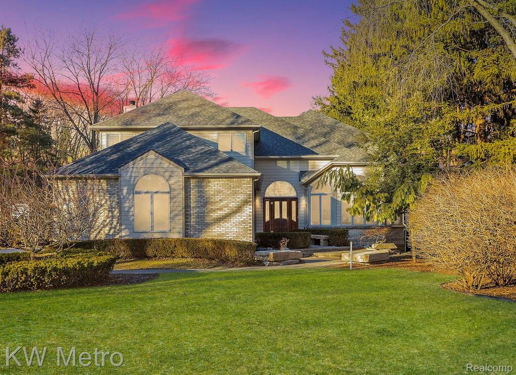 685 Trinway Drive, Troy, MI 48085