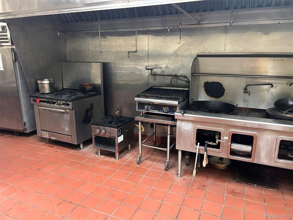 3854 E 13 Mile Road, Warren, MI 48092 - View 2