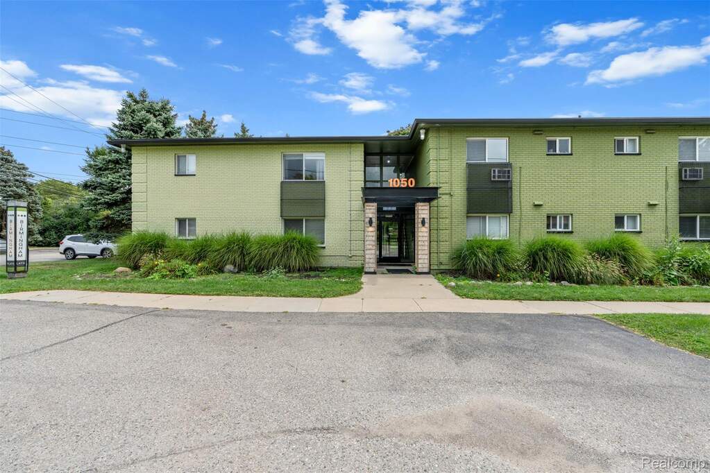 1050 N Adams Road #212, Birmingham, MI 48009