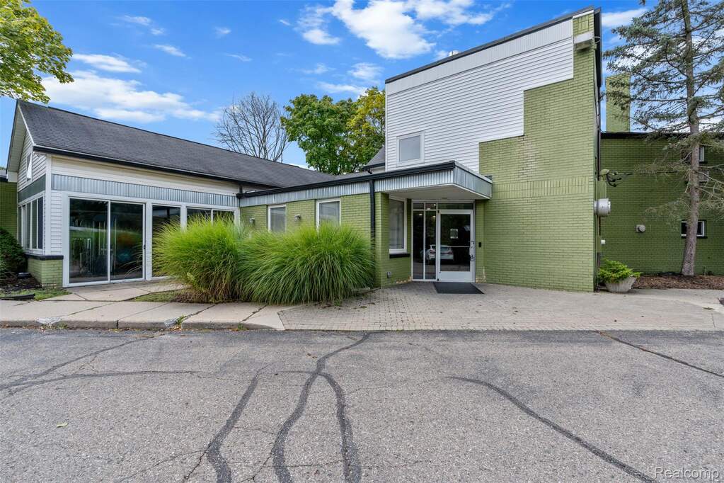 1050 N Adams Road #212, Birmingham, MI 48009 - View 2