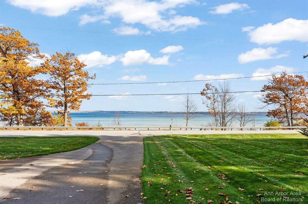 9320 S Westbay Shore, Traverse City, MI 49684 MLS 543298926 properties SE Michigan
