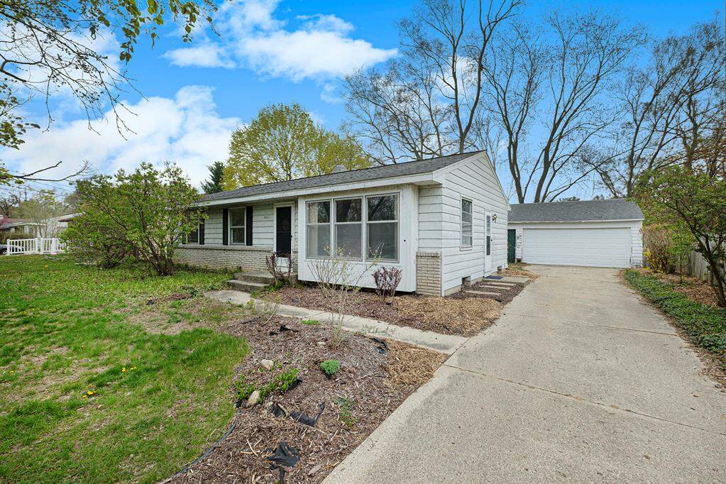 5496 Bonnie Avenue Se, Kentwood, MI 49508 MLS 65023013281