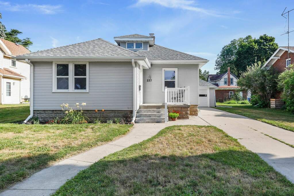 227 9th Street, Baraboo, WI 53913 MLS 1960120 properties SE Wisconsin