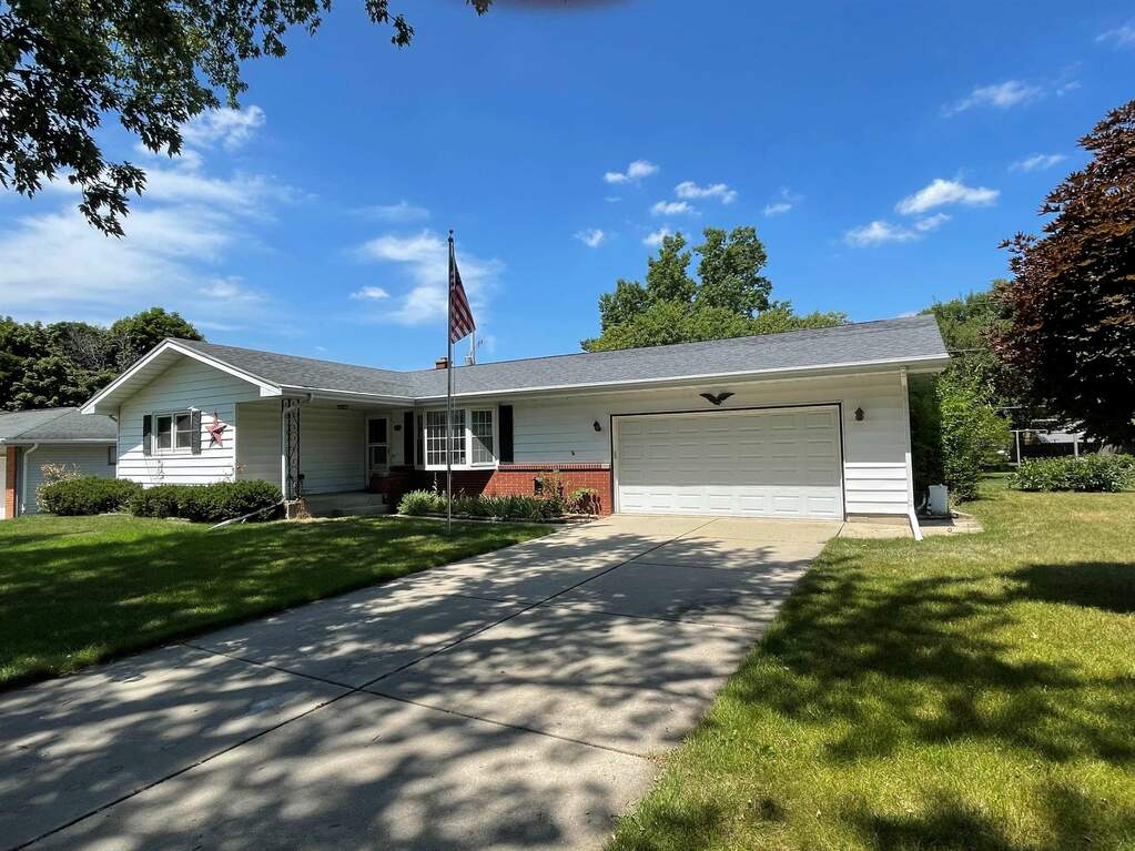 2122 Cedar Pointe Drive, Janesville, WI 53546 MLS 1961088 properties SE Wisconsin