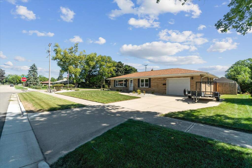 1238 N Sumac Drive, Janesville, WI 53545 MLS 1963211 properties SE Wisconsin