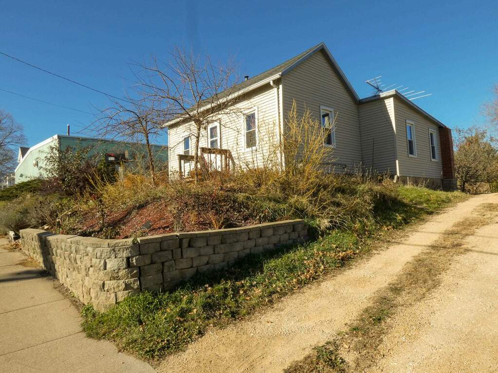 950 E Mineral Street, Platteville, WI 53818 MLS 1967587