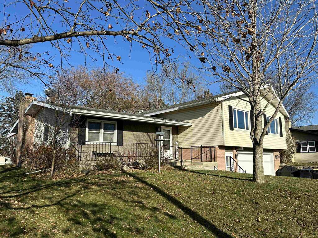 721 Grove Street, Mauston, WI 53948 MLS 1967774 properties SE Wisconsin