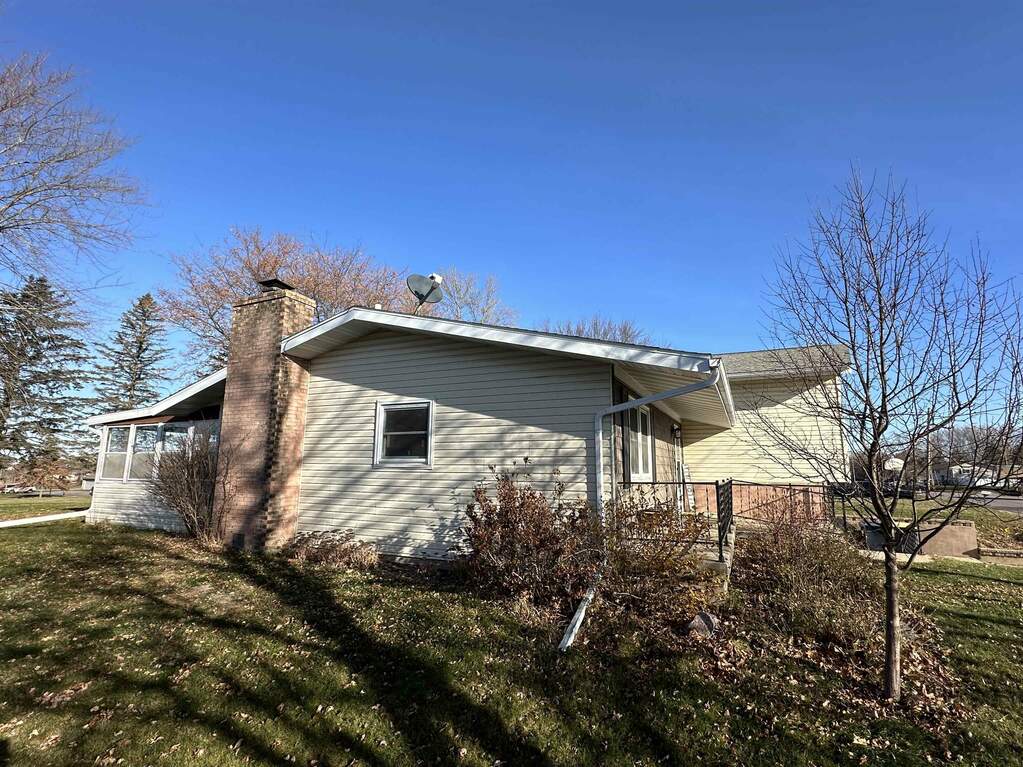 721 Grove Street, Mauston, WI 53948 MLS 1967774 properties SE Wisconsin