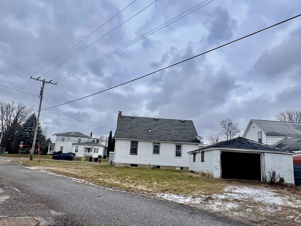 344 Maine Street, Mauston, WI 53948 MLS 1970056 properties SE Wisconsin