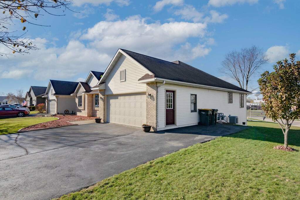 1600 Stacy Lane, Fort Atkinson, WI 53538 MLS 1970974 properties