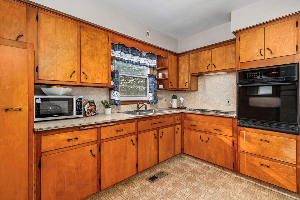 2022 Shopiere Road, Beloit, WI 53511 MLS 1974141 properties SE