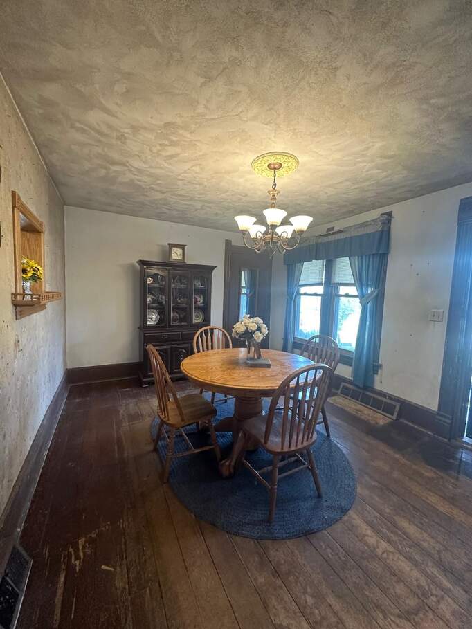 16 W Jefferson Street, Waupun, WI 53963 MLS 1978473 properties SE Wisconsin