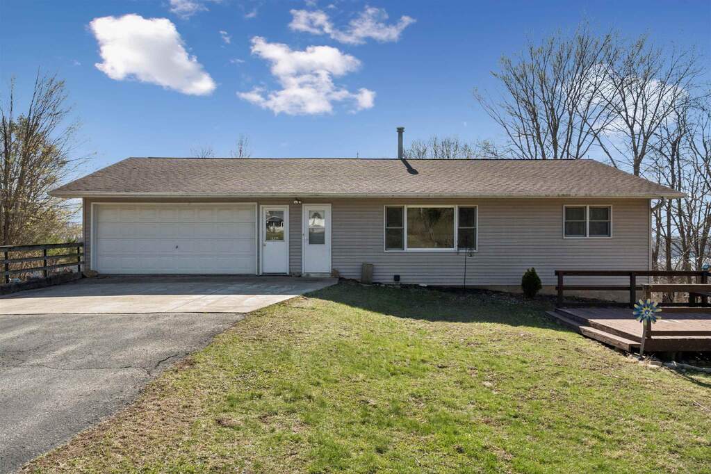 959 Whispering Lane, Hazel Green, WI 53811