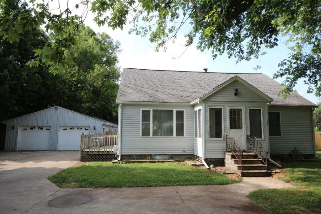 2144 E Vw Avenue, Vicksburg, MI 49097 MLS 19032669 properties SW