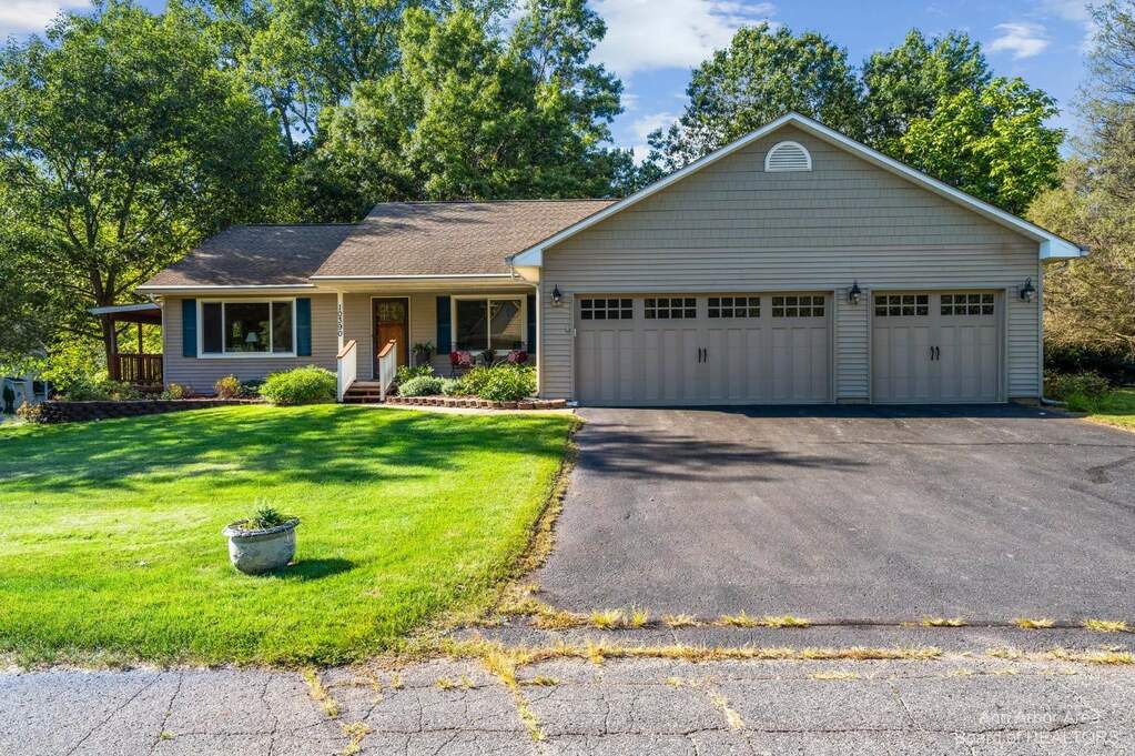 10390 Basswood Lane, Pinckney, MI 48169 MLS 23112367 properties