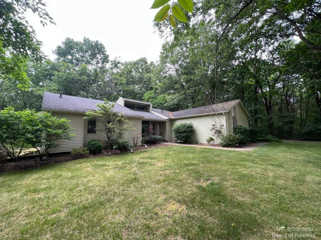 3399 Mccluskey, Pinckney, MI 48169 MLS 23127310 properties SW