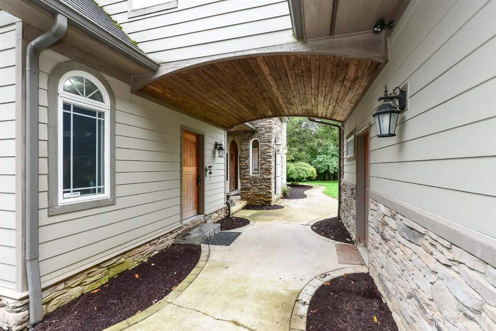 6422 Thompson Pond Drive, Whitmore Lake, MI 48189 MLS 23130034