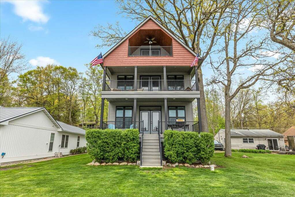 5298 Edgelake Drive, Pinckney, MI 48169 MLS 24003055 properties