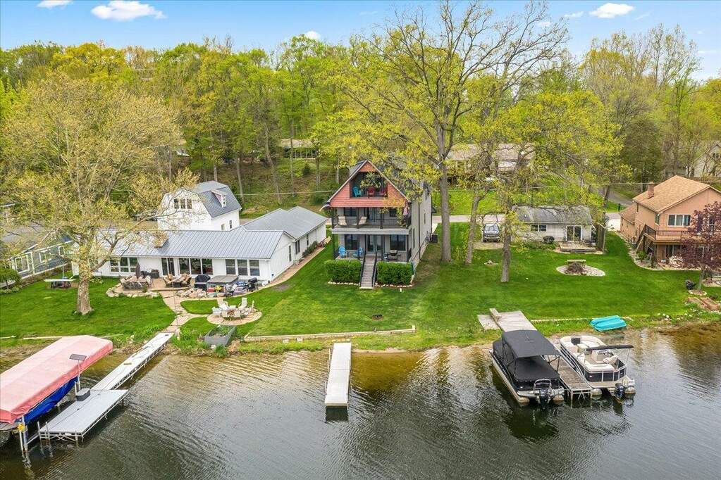 5298 Edgelake Drive, Pinckney, MI 48169 MLS 24003055 properties