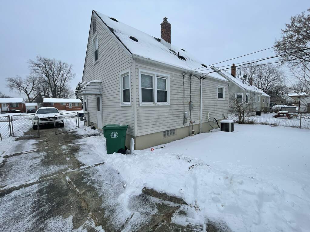 28102 Maplewood Street, Garden City, MI 48135 MLS 24004326 properties