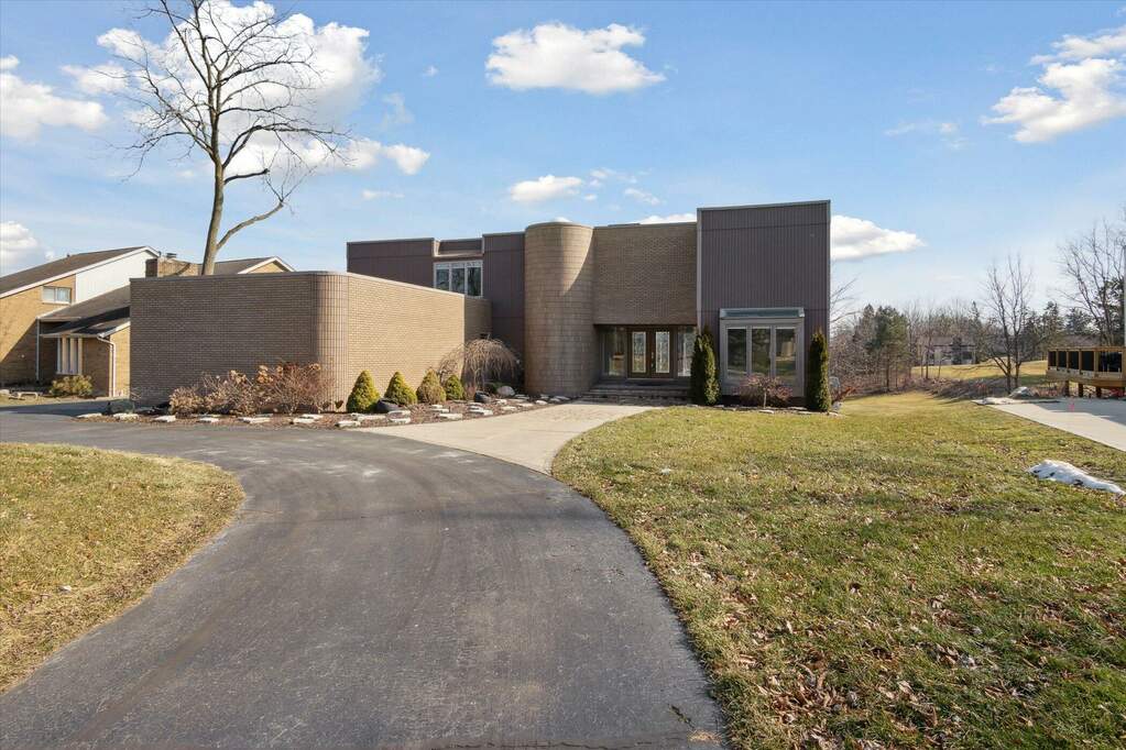 4033 Fox Lake Drive, Bloomfield Hills, MI 48302 MLS 24009755