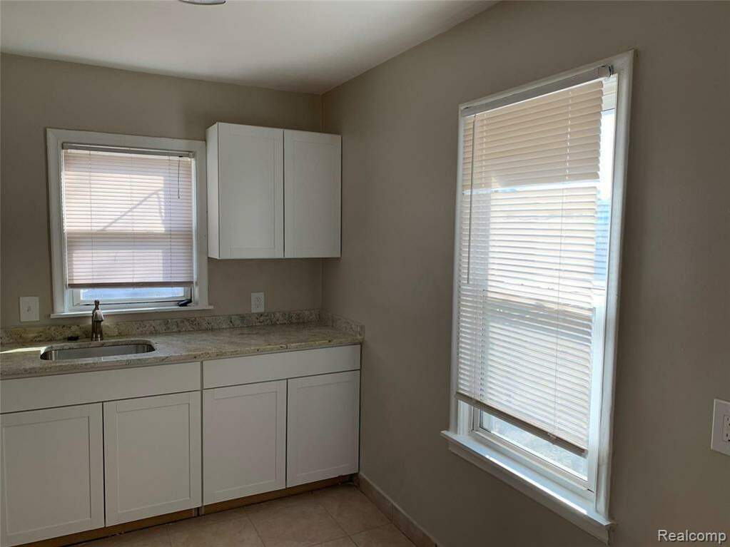 28 E Chicago Avenue, Pontiac, MI 48340 MLS 24015066 properties