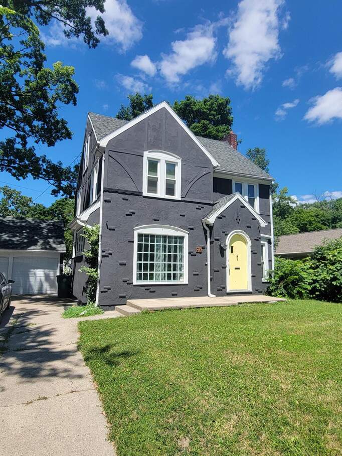 916 W Grand River Avenue