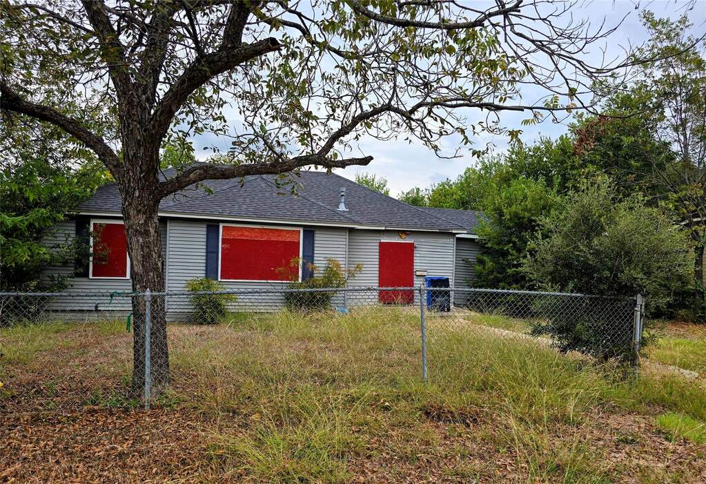 914 Porter &  901 W 5th, Taylor, TX 76574 - View 4