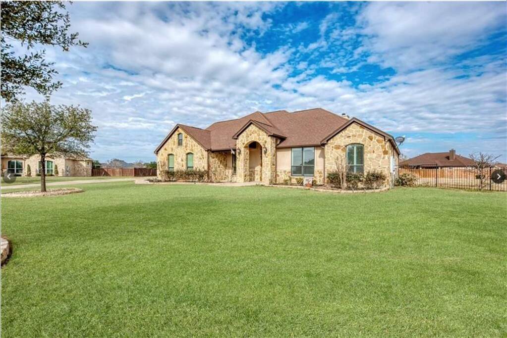 103 Eland Ave, Bastrop, TX 78602 | MLS# 6712631 | @properties lone star ...