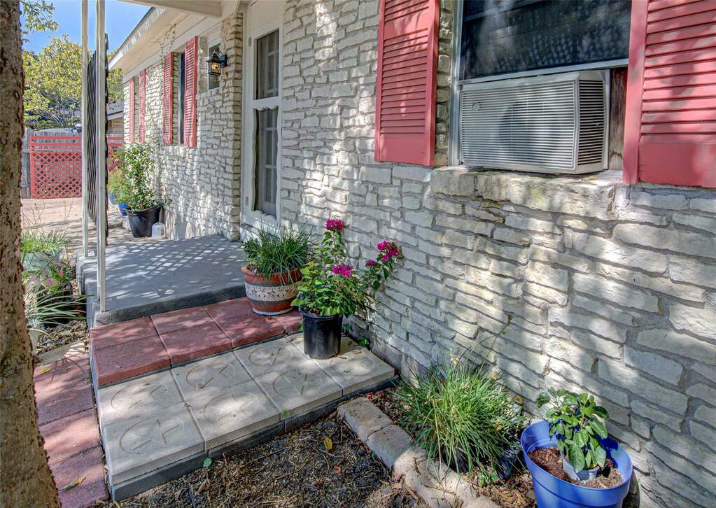110 W Saint Johns Ave, Austin, TX 78752 - View 4
