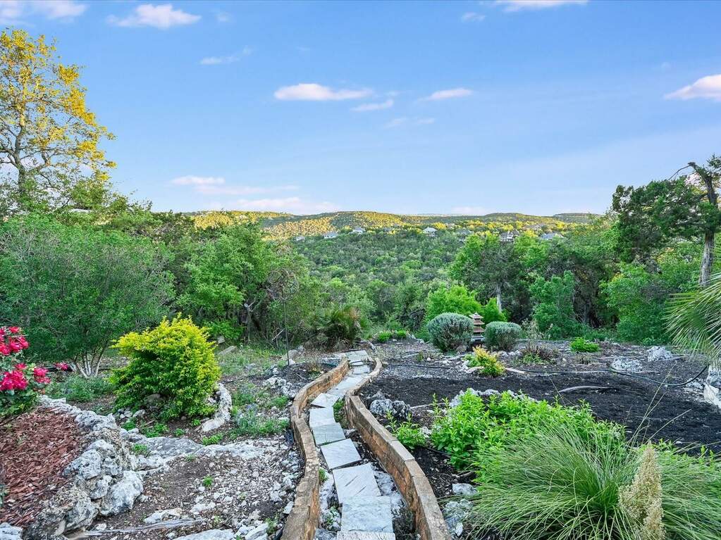 8813 Bell Mountain Dr, Austin, TX 78730 MLS 8577628 properties