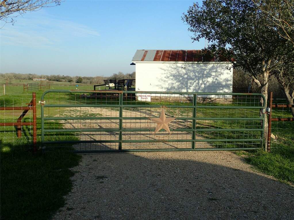 471 Fm 1296 Highway, Waelder, TX 78959 MLS 9530652 properties