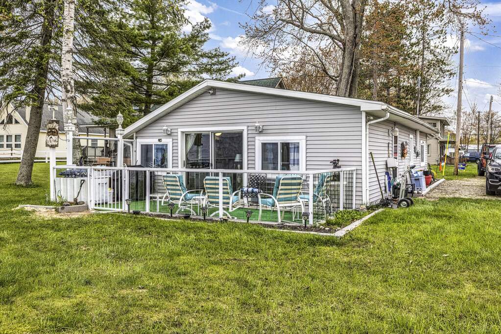 Apartment in Houghton Lake - View 2